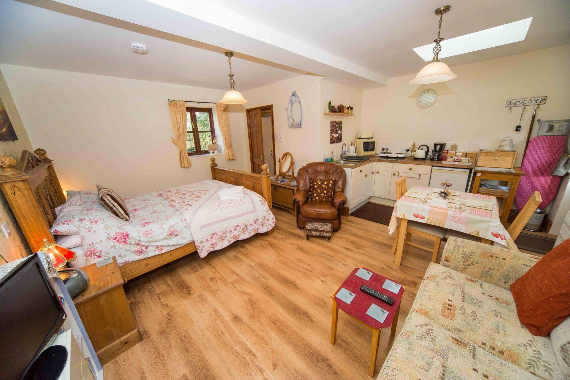Stunning Countryside Views & Private Balcony! Cozy Room, 3 Miles To Lyme Regis - Free Parking & Wifi アクスミンスター エクステリア 写真