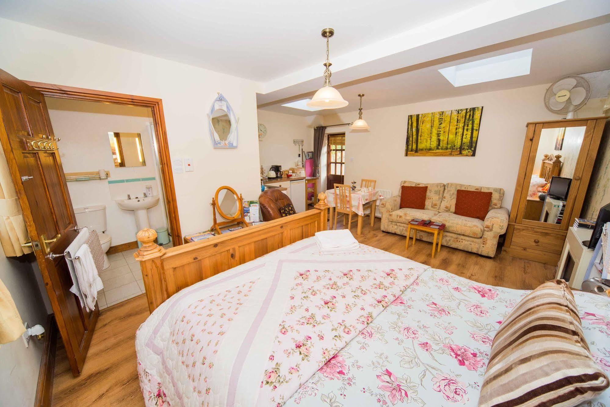 Stunning Countryside Views & Private Balcony! Cozy Room, 3 Miles To Lyme Regis - Free Parking & Wifi アクスミンスター エクステリア 写真