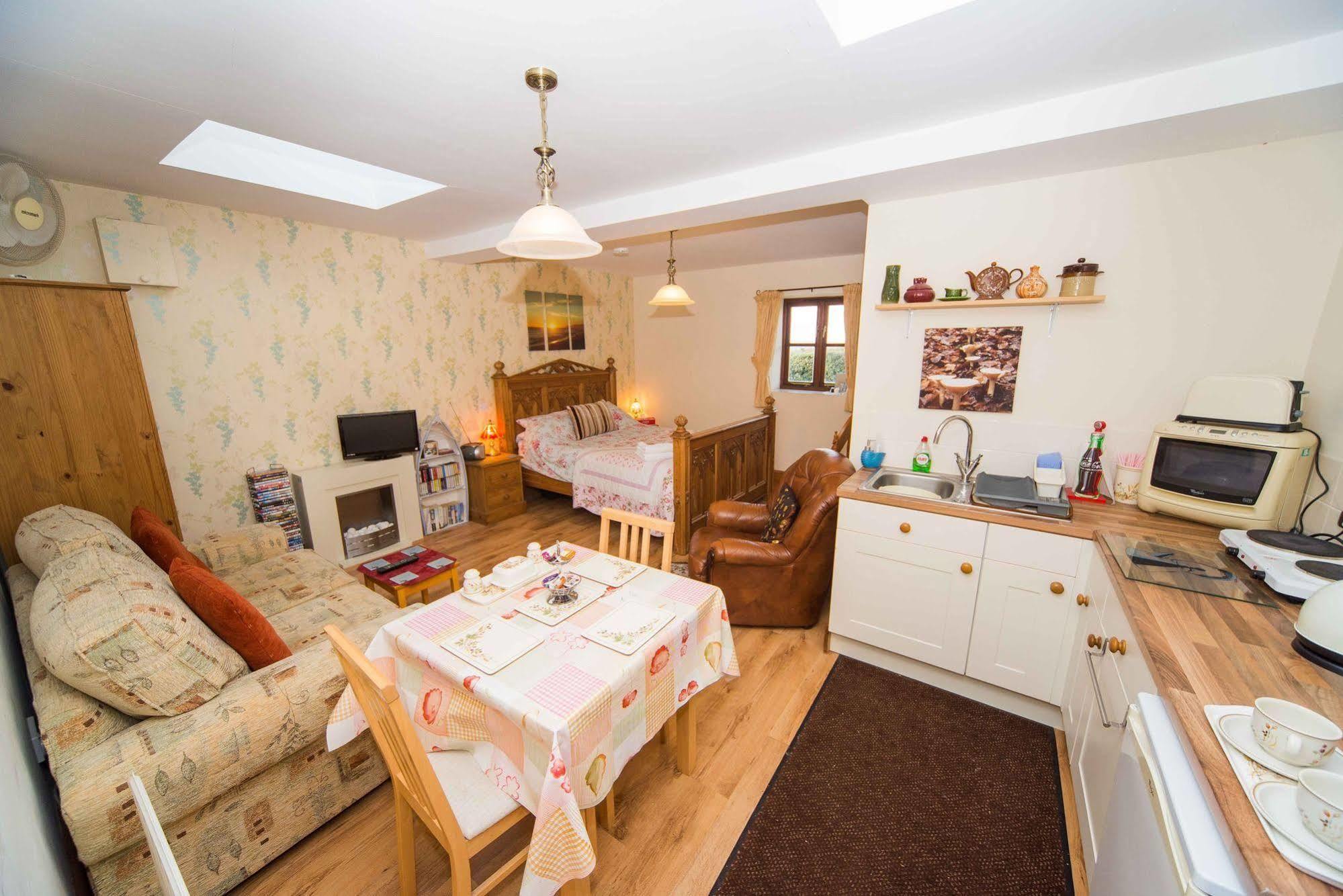 Stunning Countryside Views & Private Balcony! Cozy Room, 3 Miles To Lyme Regis - Free Parking & Wifi アクスミンスター エクステリア 写真