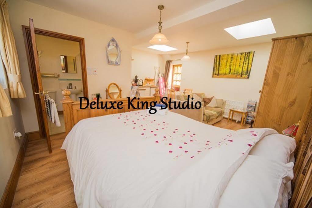 Stunning Countryside Views & Private Balcony! Cozy Room, 3 Miles To Lyme Regis - Free Parking & Wifi アクスミンスター エクステリア 写真